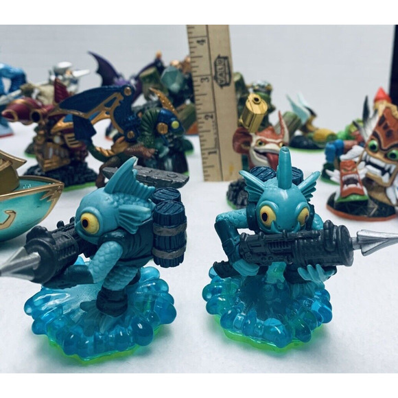 Skylander Action Figure Lot 41 Pieces Giants? 1" to 4" Tall Some Dups Good Clean - Picture 9 of 15